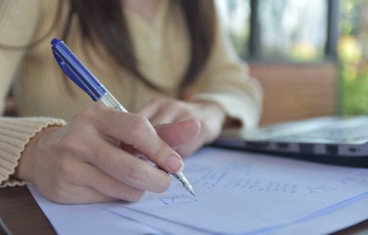 Nombrar lo invisible: un ejercicio de escritura y escucha