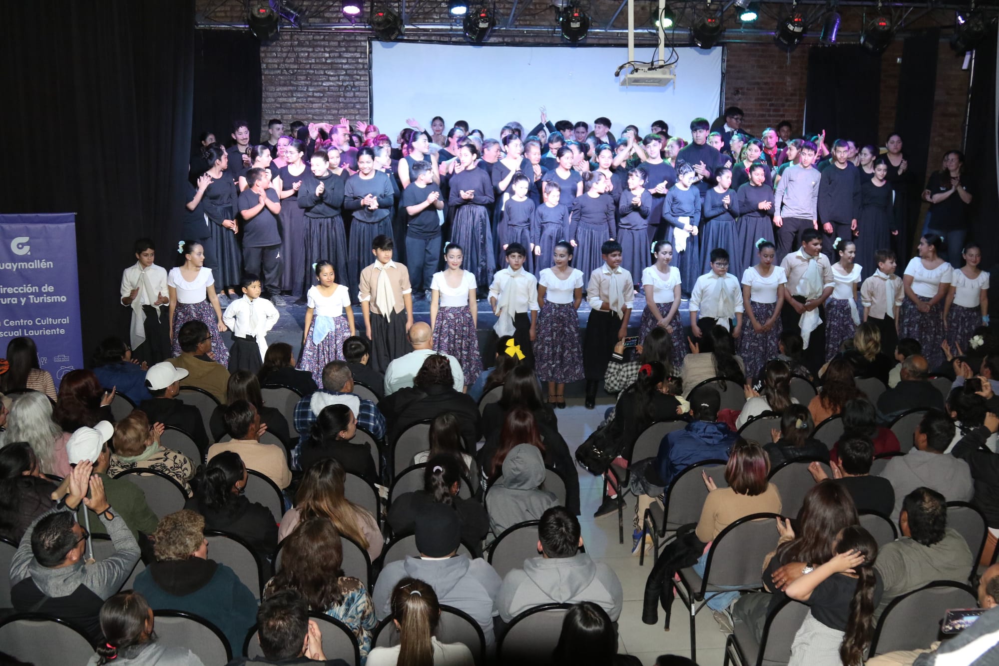 La escuela de danzas, realizó un gran despliegue en el centro cultural Pascual Lauriente