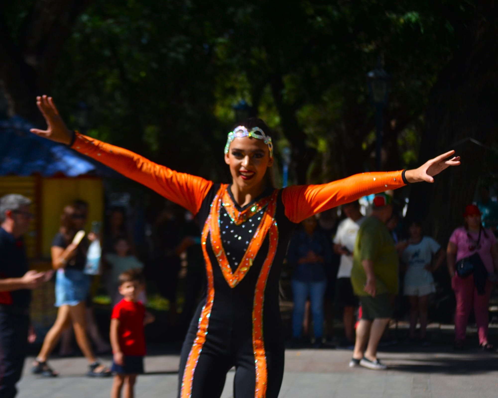 Color, sirenas y malabares: una caravana mágica sorprendió al microcentro mendocino por una causa solidaria