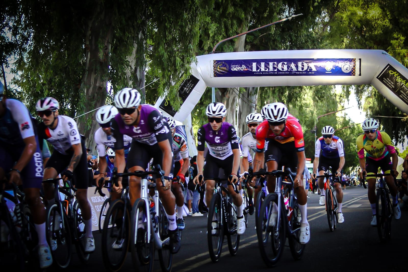Ciclismo: La Vuelta de Mendoza tuvo su prólogo y vistió de color el Parque San Vicente