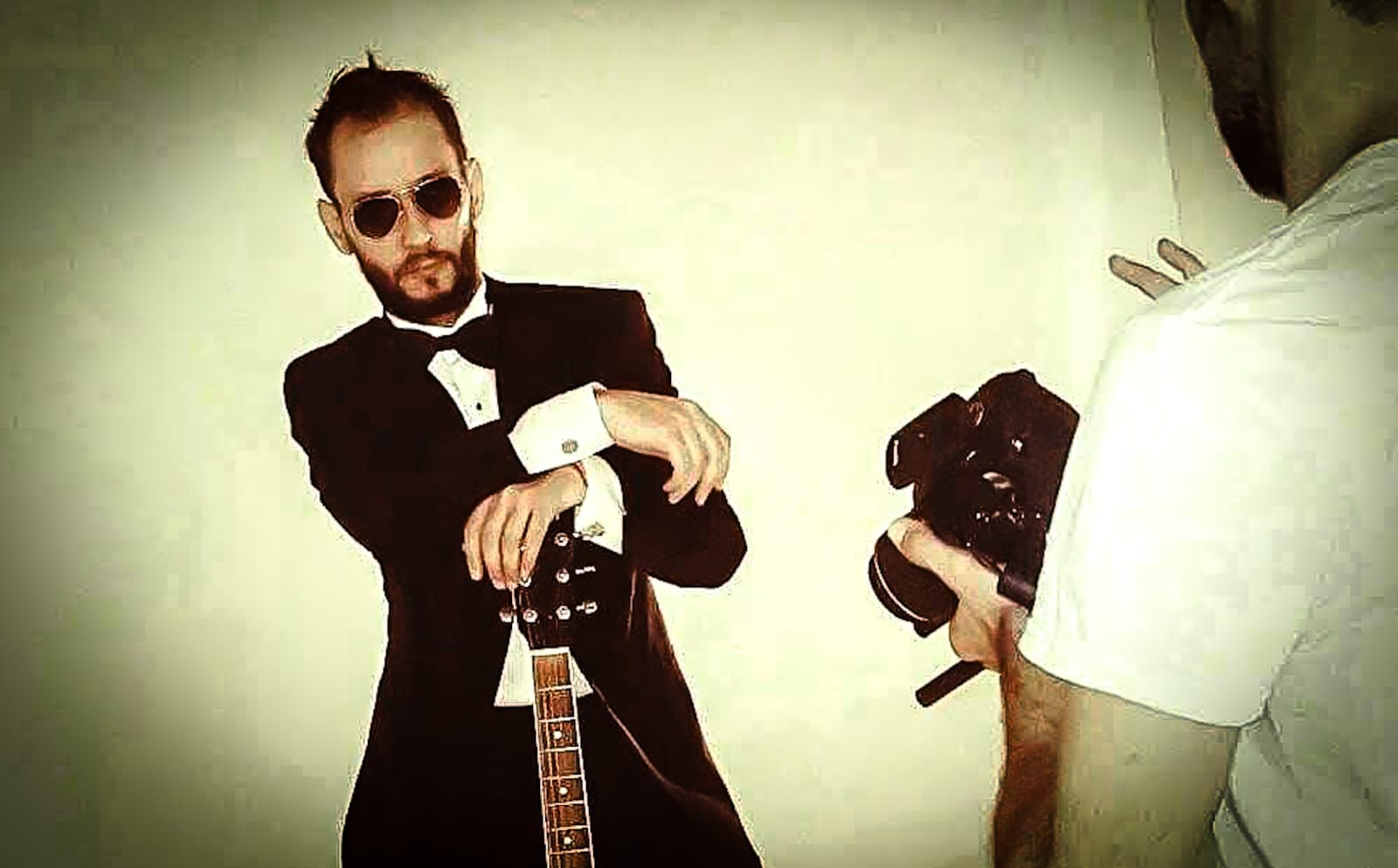 Música y trazos que se abrazan: Andrés Barbera y Andrea Musso agitan la escena en cultural en Luján de Cuyo.