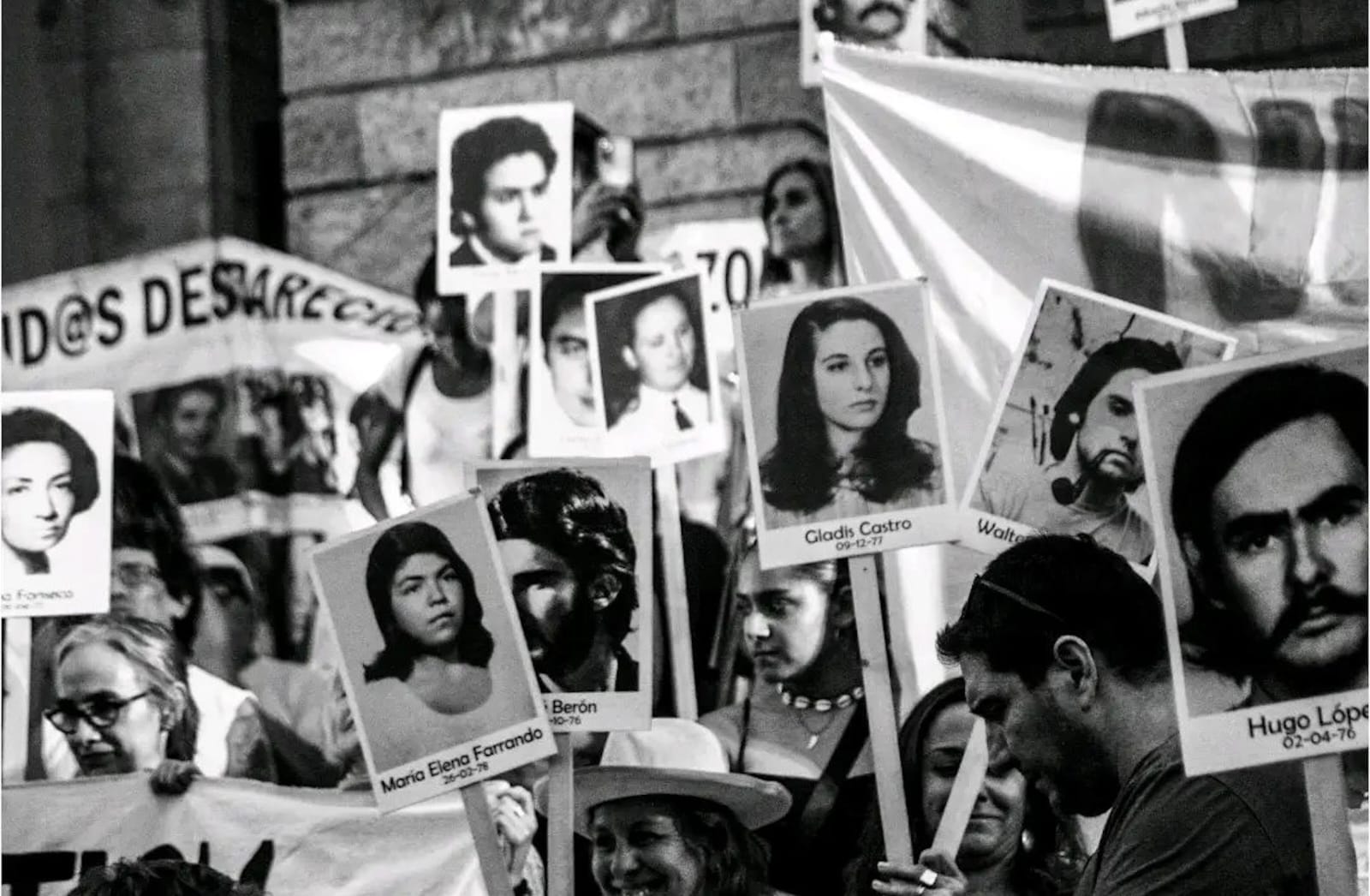 El eco de los 50 años: Mendoza se abraza a su historia en una vigilia de luz y memoria