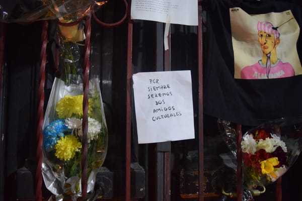 Mendoza despidió a un ícono cultural de la bohemia under con flores, música y poemas: se trata de Marcelo Rinaldi