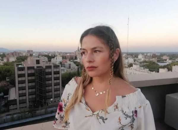 Por qué es importante leer poesía en tiempos instantáneos: la visión de Melissa Carrasco