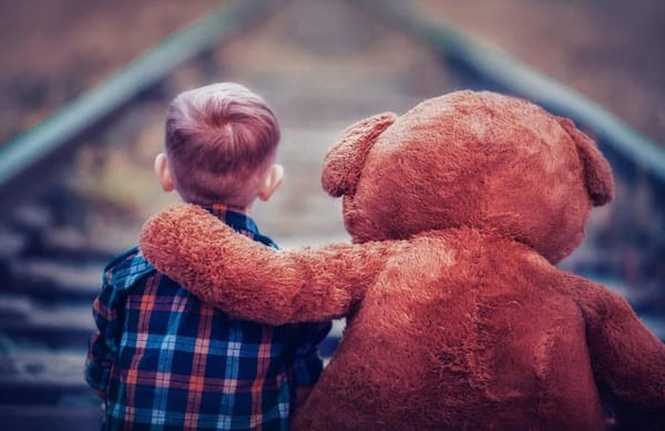 Cómo las heridas emocionales de la infancia habitan el cuerpo adulto