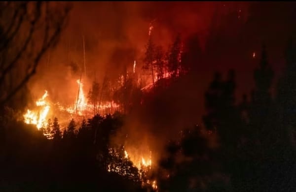 Juan mira el incendio y no se sorprende
