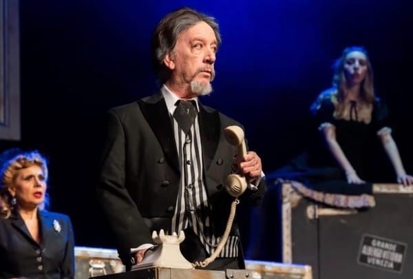 Capusotto trae su obra "Tirria" a Mendoza: una familia patricia, baúles y un secreto inconfesable.