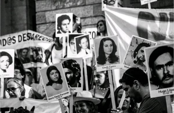 El eco de los 50 años: Mendoza se abraza a su historia en una vigilia de luz y memoria