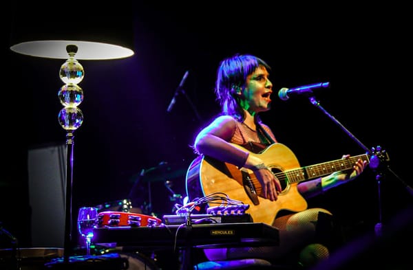 El brillo eterno de Fabiana Cantilo: una noche hiperlumínica en el Teatro Plaza que reescribió el ADN del rock