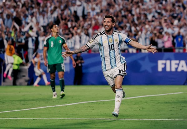 ¡Alábenlo en la tierra como en el cielo! El Dios de los tres goles y el motor de una selección imparable.