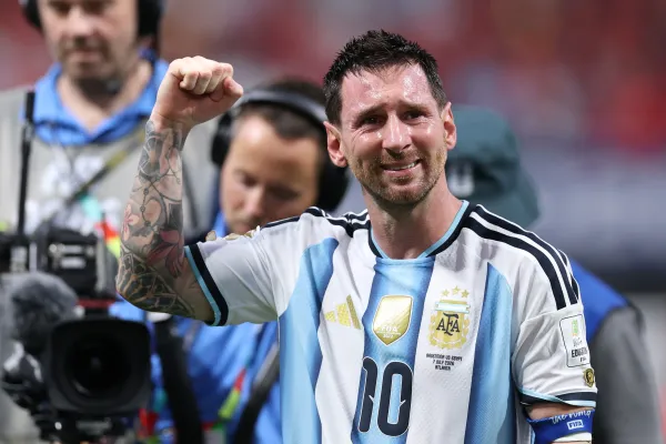 El último centro al corazón: Lionel Messi anunció su retiro de la Selección y el fútbol argentino llora a su héroe máximo.
